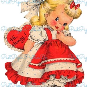 Pu&ograve; includere: Un'illustrazione vintage di San Valentino di una bambina che indossa un vestito rosso con pois bianchi e un colletto di pizzo bianco. Tiene in mano un cuore rosso con la scritta "Hi Honey!"
