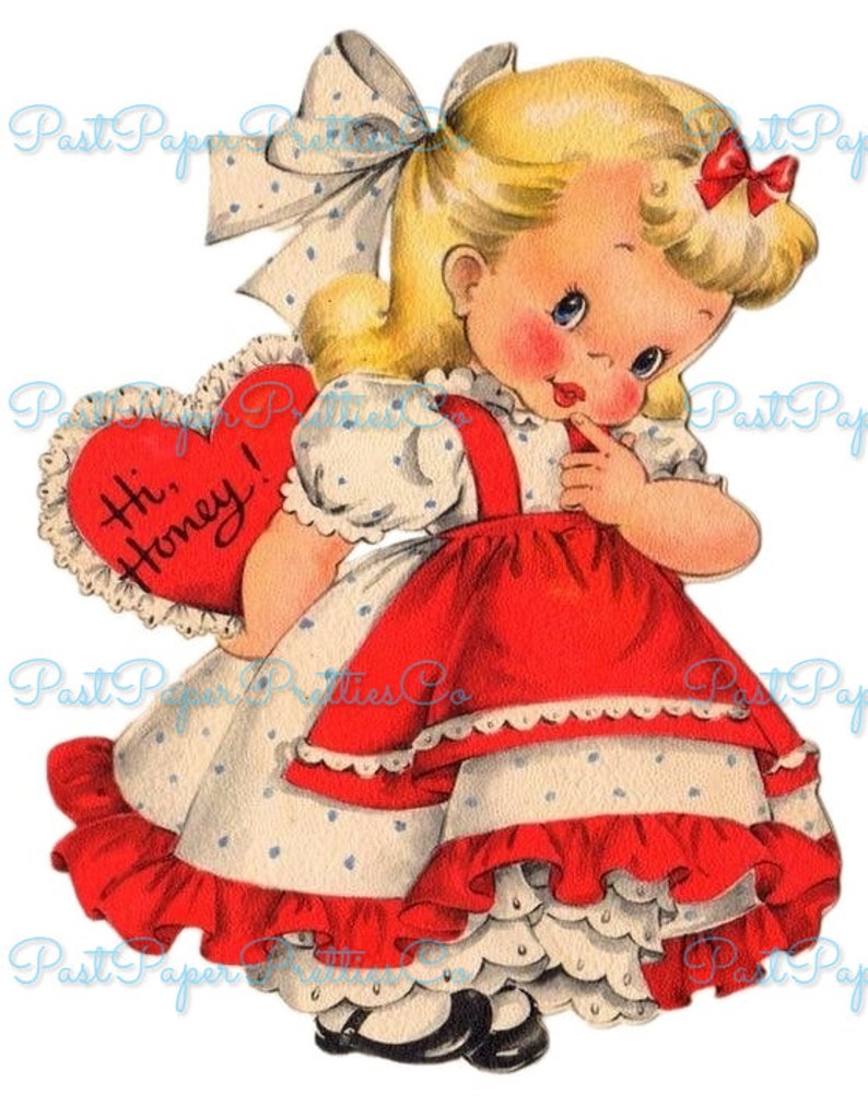 Pu&ograve; includere: Un'illustrazione vintage di San Valentino di una bambina che indossa un vestito rosso con pois bianchi e un colletto di pizzo bianco. Tiene in mano un cuore rosso con la scritta "Hi Honey!"