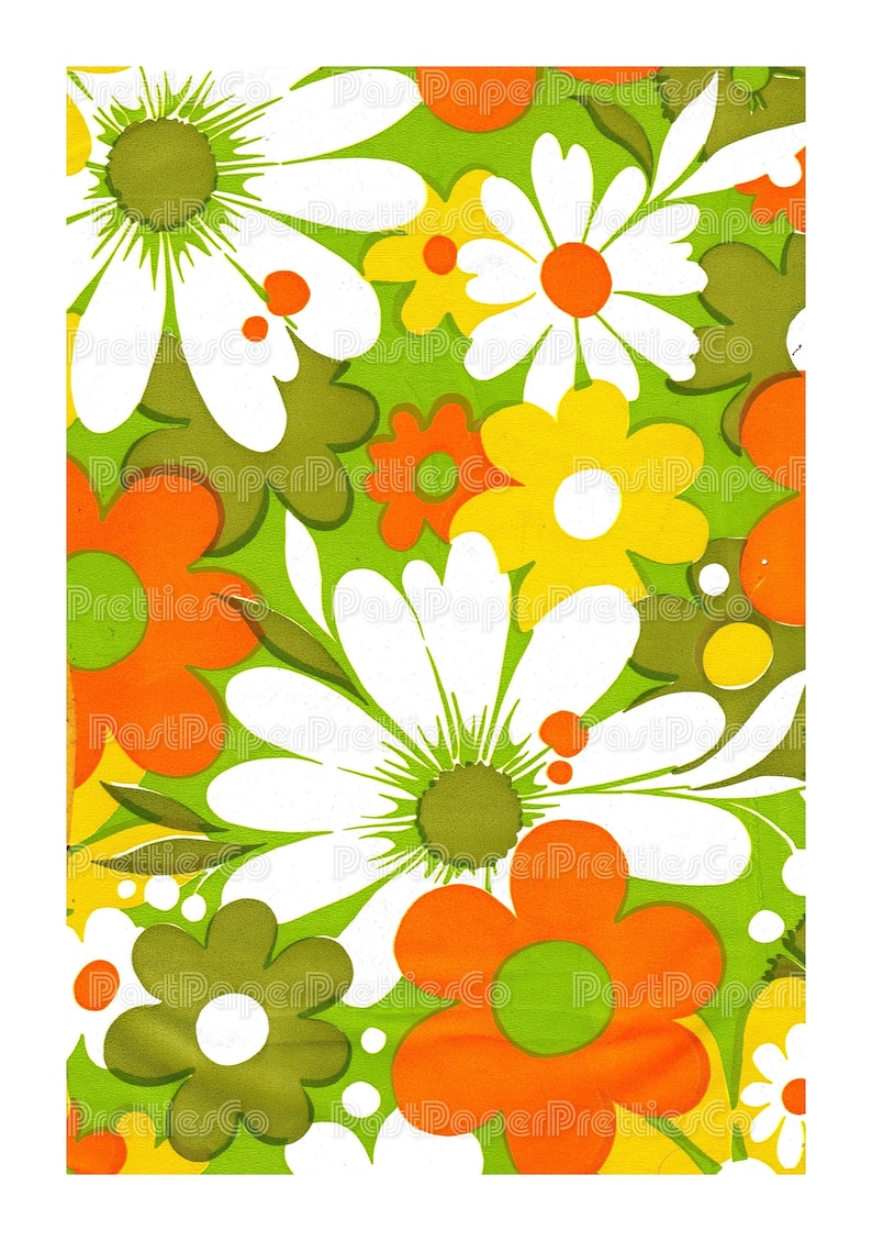 Puede incluir: Una tela de estampado floral vintage con fondo verde y flores blancas, naranjas y amarillas. Las flores tienen un estilo retro de los a&ntilde;os 60.
