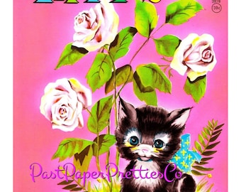 Peut inclure: Un livre de coloriage vintage intitulé Tippy's Coloring Book avec une couverture rose vif. L'illustration montre un petit chaton noir aux grands yeux bleus assis dans l'herbe verte sous trois roses blanches. Le texte Artcraft est en bas.