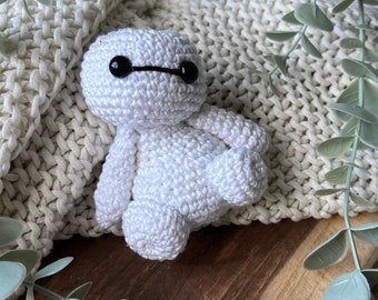 Pequeño sonajero Baymax. Muñeca de crochet. Sonajero de peluche de juguete hecho a mano, hecho a mano. Regalo de bebé para fans o como llavero sin sonajero.