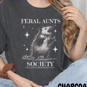 Feral Aunt shirt, Cool Aunt Shirt, Pregnancy Reveal Auntie Shirt, Opossum Shirt, Pregnancy Reveal to Family Clothing, Baby Announcement