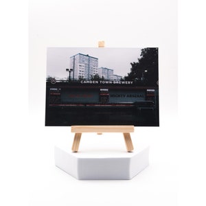 Camden Brewery Arsenal FC | Fine Art-fotoafdruk | A6 briefkaartformaat | Dikke premium 220 gsm-fotokaart | Matte afwerking | Vrijstaand ingelijst