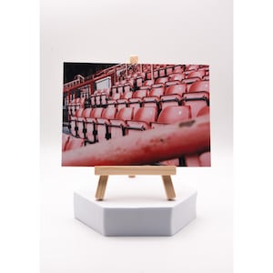 Voetbalstadion met rode stoelen | Fine Art-fotoafdruk | A6 briefkaartformaat | Dikke premium 220 gsm-fotokaart | Matte afwerking | Vrijstaand ingelijst