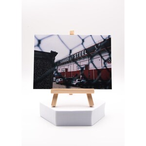 Bramall Lane Sheffield Utd | Fine Art-fotoafdruk | A6 briefkaartformaat | Dikke premium 220 gsm-fotokaart | Matte afwerking | Vrijstaand ingelijst
