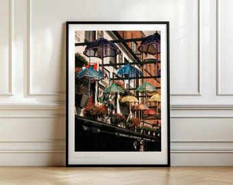 Kolorowy wydruk z ulicy Umbrella w Belfaście, fotografia podróżnicza z Cathedral Quarter w Irlandii Północnej, tętniąca życiem sztuka ścienna, scena uliczna w Wielkiej Brytanii, format A4/A5