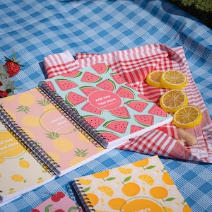 Sommer Früchte Themed Personalisiertes 104-seitiges Notizbuch | Spaß Lebendiges Individuelles Journal | Lesezeichen Bündel | Handgemachtes Self Care Planner Geschenk Set