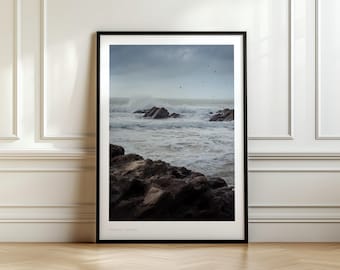 Grafika z burzliwym morzem w Newquay w Kornwalii, fotografia wybrzeża Kornwalii, grafika ścienna z falami Oceanu Atlantyckiego, wystrój brytyjskiego pejzażu morskiego