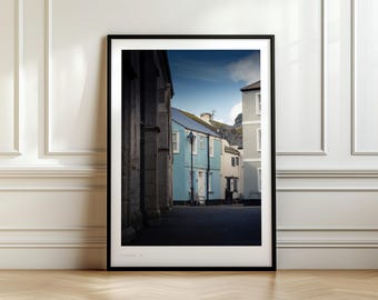 Wydruk z nadmorską wioską w Kornwalii, Urocza fotografia uliczna w Kornwalii, Sztuka ścienna z architekturą nadmorskiego miasteczka w Wielkiej Brytanii, Wystrój Kornwalii w formacie A4/A5