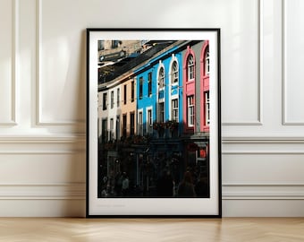 Kolorowe budynki na ulicy Victoria w Edynburgu, fotografia uliczna w Edynburgu w Szkocji, historyczna architektura starego miasta, sztuka ścienna