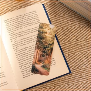 Segnalibro Foresta Incantata / Scena Magica della Natura per gli Amanti dei Libri / Regalo per gli Amanti dei Libri / Appassionati di Lettura / Finitura Soft Touch di Lusso