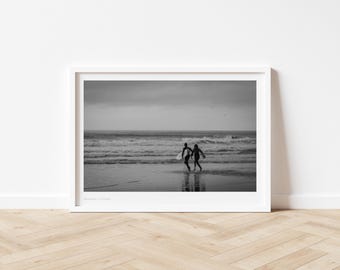 Wydruk fotograficzny z motywem surfingu w Newquay w Kornwalii, czarno-biały obraz ścienny z motywem plaży surferów, dekoracja fotograficzna z krajobrazem wybrzeża Oceanu Atlantyckiego, format A4, A5, bez ramki