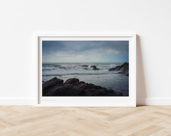 Wydruk fotograficzny z nadmorskiego krajobrazu Newquay w Kornwalii, burzliwy pejzaż morski Atlantyku, dramatyczna dekoracja fotograficzna z krajobrazem wybrzeża Wielkiej Brytanii, sztuka w formacie A4 i A5 bez ramki