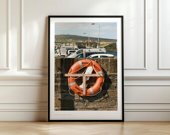 Wydruk koła ratunkowego w porcie Kirkwall Orkney Harbour, fotografia wybrzeża Wysp Orkadzkich w Szkocji, wydruk ścienny z motywem podróży nadmorskiej w Wielkiej Brytanii, format A4 lub A5