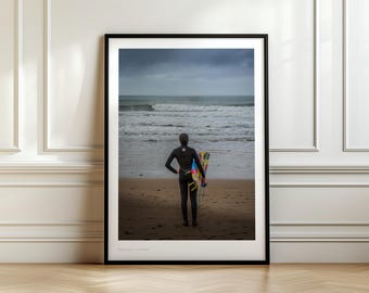Grafika z surferem z Newquay w Kornwalii, Fotografia surfingowa w Kornwalii, Sztuka ścienna na plaży nadmorskiej w Wielkiej Brytanii, Plaża Fistral, Scena surfingu na Oceanie Atlantyckim