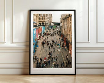 Grafika przedstawiająca ulicę Victoria Street w Edynburgu, Fotografia podróżnicza z podróży do Edynburga w Szkocji, Kolorowa sztuka ścienna przedstawiająca architekturę starego miasta w Szkocji