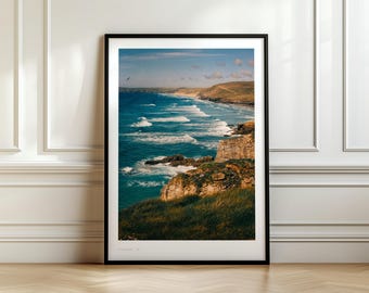 Wydruk z nadmorskimi klifami Perranporth, dramatyczna fotografia pejzażu morskiego Kornwalii, sztuka ścienna z krajobrazem wybrzeża Wielkiej Brytanii, dekoracje plażowe w Kornwalii w formacie A4/A5