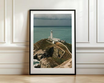 Grafika z latarnią morską South Stack na Anglesey, walijska latarnia morska na wybrzeżu, dramatyczna fotografia walijskiego pejzażu morskiego, wystrój podróżny do Wielkiej Brytanii w formacie A4/A5