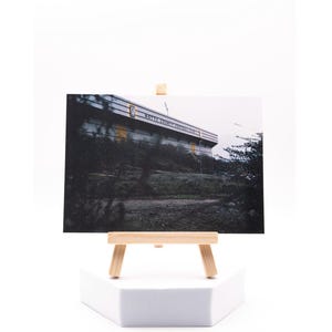 Meadow Lane Comté de Notts | Impression photo beaux-arts | Format carte postale A6 | carte photo épaisse premium 220 g | Fini mat | Encadré sur pied