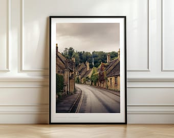 Castle Combe Cotswolds Village Print, Urokliwa fotografia uliczna angielskiej wsi, Historyczna sztuka ścienna z brytyjskiej wsi, A4 A5