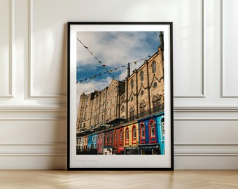 Kolorowe budynki na ulicy Victoria w Edynburgu, fotografia uliczna w Edynburgu w Szkocji, sztuka ścienna z architekturą zabytkowego Starego Miasta w formacie A4, A5