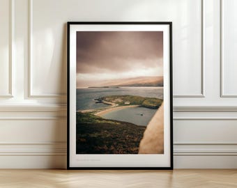 Wydruk krajobrazu nadmorskiego szkockich wyżyn NC500, fotografia podróżnicza ze Szkocji, dekoracja ścienna z dramatycznym krajobrazem morskim w górach, formaty A4 i A5