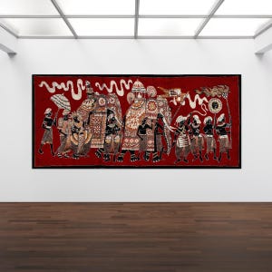 Puede incluir: Un gran tapiz rectangular rojo que representa una procesión de elefantes y figuras decoradas. Los elefantes están adornados con intrincados patrones en tonos de marrón, crema y negro. Figuras con vestimenta tradicional acompañan a los elefantes.