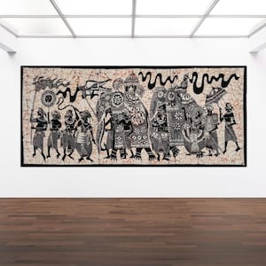 Puede incluir: Un gran textil batik rectangular que representa una procesión de elefantes y figuras en blanco y negro. Los elefantes están adornados con intrincados patrones, y las figuras llevan varios objetos. El fondo es de color beige claro con un efecto moteado.