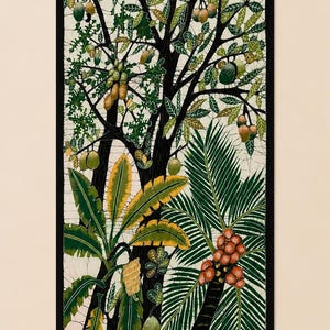 Op de afbeelding: Een ingelijst kunstwerk dat een tropische scène met bomen en verschillende vruchten uitbeeldt. De afbeelding toont een grote boom met groene bladeren en hangende vruchten, samen met palmbomen en bananenplanten. Het kleurenpalet omvat groen, geel en bruin.