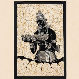 Könnte beinhalten: Schwarz-Weiß-Batik-Kunstdruck, der eine Figur mit einem Tablett mit Opfergaben zeigt. Die Figur trägt Schmuck und Kopfschmuck, vor einem gemusterten Hintergrund mit schwarzem Rand. Das Kunstwerk ist im traditionellen Stil gehalten.