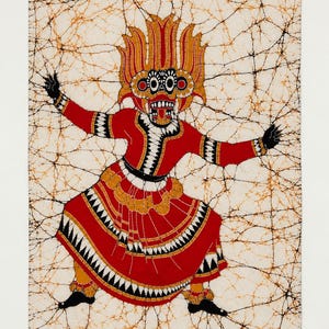 Può includere: Un arazzo rettangolare in tessuto con un motivo a crepe in stile batik nei toni del marrone e del crema. La figura centrale è un ballerino stilizzato che indossa un costume rosso vivace, guanti neri e una grande maschera gialla e rossa.