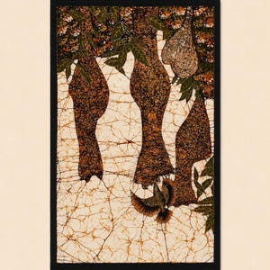 Könnte beinhalten: Gerahmtes Batik-Kunstwerk mit stilisierten baumartigen Formen in Braun- und Beigetönen vor einem cremefarbenen Hintergrund mit einem Craquelé-Muster. Ein Vogel mit ausgebreiteten Flügeln ist unten dargestellt. Grüne Blätter und florale Elemente sind ebenfalls vorhanden.