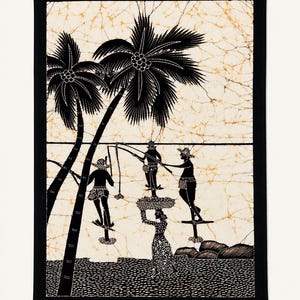 Könnte beinhalten: Ein rechteckiger Batik-Wandbehang mit einem schwarz-cremefarbenen Knittermuster. Das Design zeigt zwei Palmen, drei auf Stelzen fischende Figuren und eine Figur, die einen Korb auf dem Kopf trägt, alles in Form von schwarzen Silhouetten.