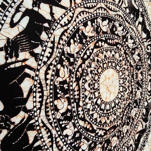 ムーンストーン（オフホワイト） - 手作りスリランカ曼荼羅バティックタペストリー壁掛け 82x 82 cm