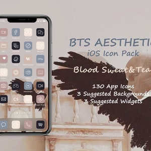 Può includere: Un mockup di uno schermo di iPhone che mostra un set di 130 icone di app in uno stile minimalista. Le icone sono disposte in una griglia e presentano una tavolozza di colori tenui beige, grigio e nero. Il telefono è posizionato su uno sfondo con un'immagine di un paio di ali d'angelo nere e una statua. Il testo "BTS AESTHETIC iOS Icon Pack Blood Sweat & Tears" è visualizzato sopra il telefono.