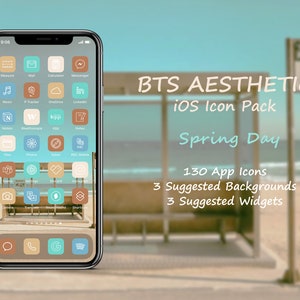 Può includere: Un mockup di uno smartphone con uno schema di colori blu chiaro, marrone e bianco. Lo schermo del telefono mostra una griglia di icone di app con un design minimalista. Il testo "BTS AESTHETIC iOS Icon Pack Spring Day 130 App Icons 3 Suggested Backgrounds 3 Suggested Widgets" è visualizzato su uno sfondo sfocato di una spiaggia.