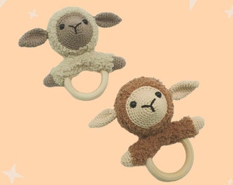 Babyrassel Schaf, Häkelrassel Lamm, handgemacht Greifling Holzring Lämmchen