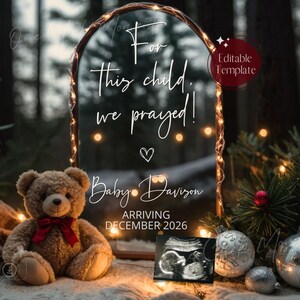 Op de afbeelding: Een feestelijke zwangerschapsaankondiging met een teddybeer, echo en kerstballen. De tekst luidt "For this child, we prayed!" en "Baby Davison ARRIVING DECEMBER 2026". De scène wordt verlicht door feeërieke lichtjes.