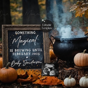 Pode incluir: Um letreiro de quadro-negro preto com texto branco anunciando "Something Magical is Brewing Until February 2025 Baby Sanderson". O letreiro está rodeado de abóboras e um caldeirão com fumaça saindo dele. A imagem é ambientada em uma floresta com folhagem de outono.