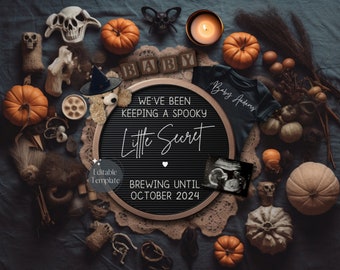 Puede incluir: Un anuncio de embarazo con temática de Halloween con un tablero de letras que dice "We've been keeping a spooky little secret, brewing until October 2024". El tablero está rodeado de calabazas, calaveras y otras decoraciones de Halloween.