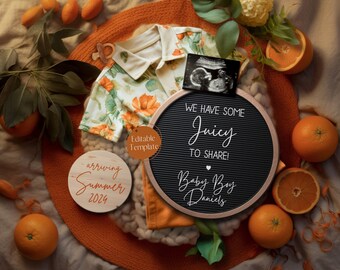 Op de afbeelding: Een zwart letterbord met witte tekst die "We have some juicy to share! Baby Boy Daniels" zegt. Het letterbord is omringd door sinaasappels en een bloemenoverhemd.