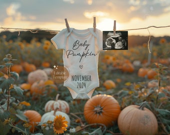 Puede incluir: Un body blanco con el texto "Baby Pumpkin" y "Noviembre 2024" colgado en un tendedero en un campo de calabazas. Una imagen de ultrasonido está colgada junto al body.