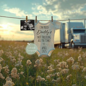 Peut inclure: Une grenouillère blanche avec le texte "Je suis la preuve que Papa ne conduit pas tout le temps !" et la date "Avril 2025". La grenouillère est suspendue à une corde à linge devant un camion.