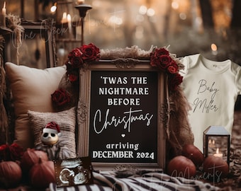 Op de afbeelding: Een krijtbord met de tekst "'Twas the Nightmare Before Christmas" en "arriving December 2024". Naast het bord ligt een wit rompertje met de tekst "Baby Miller". Het bord en het rompertje liggen op een tafel met pompoenen en een kleine Jack Skellington-pop.
