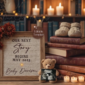 Pode incluir: Uma placa enquadrada com o texto "Our Next Story Begins May 2023 Baby Davison" em uma superfície de madeira rústica com um urso de pelúcia segurando uma imagem de ultrassom. A placa é cercada por velas e livros.