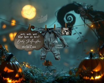 Op de afbeelding: Een houten bord in de vorm van een pompoen met de tekst "well, well, well What have we here? Baby Skellington arriving DECEMBER 2024" hangt aan een waslijn met een gestreepte romper en een echografiebeeld.