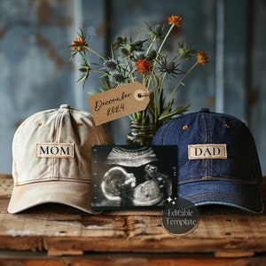 Puede incluir: Dos gorras de béisbol, una beige y otra de mezclilla azul, con las palabras "MOM" y "DAD" en ellas. Una pequeña imagen de ultrasonido está en el centro de la imagen, y una etiqueta con el texto "Diciembre 2024" está por encima de las gorras.