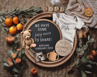 Op de afbeelding: Een witte romper met de tekst Baby Miller, een zwart letterbord met de tekst WE HAVE SOME juicy news TO SHARE! ARRIVING FEBRUARY 2024, een kleine beige teddybeer, een echofoto, een beige tuitbeker en een houten schijf met Coming Soon.