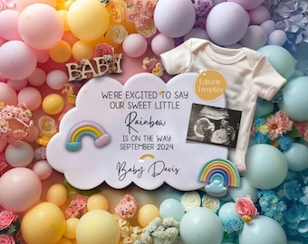 Könnte beinhalten: Ein weißes schild in Wolkenform mit einem Regenbogen und dem Text "WE'RE EXCITED TO SAY OUR SWEET LITTLE Rainbow IS ON THE WAY SEPTEMBER 2024 Baby Davis". Ein weißer Strampler mit einem Ultraschallbild und dem Text "Editable Template" liegt auf einem Haufen pastellfarbener Ballons.