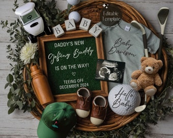 Puede incluir: Un anuncio de nacimiento con temática de golf con un carrito de golf blanco, un gorro de golf verde, un palo de golf, un osito de peluche y una pelota de golf blanca con el texto "Hello Baby". El anuncio también incluye un letrero de madera con el texto "Daddy's New Golfing Buddy is on the way! Teeing Off December 2024" y un body azul con el texto "Baby Davison".